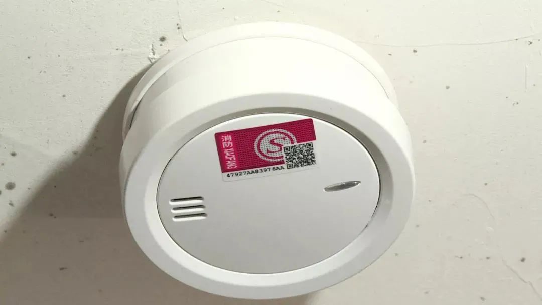 暖心!這個(gè)鎮(zhèn)為1225位獨(dú)居老人安裝煙感報(bào)警器_央廣網(wǎng)